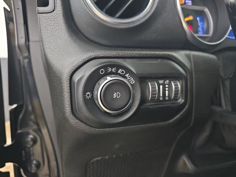 Used 2019 Jeep Wrangler Unlimited Sahara AWD/4WD image 35