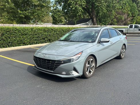Used 2022 Hyundai Elantra SEL w/ Convenience + Premium Package FWD image 8