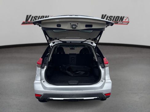 Used 2018 Nissan Rogue SV image 11