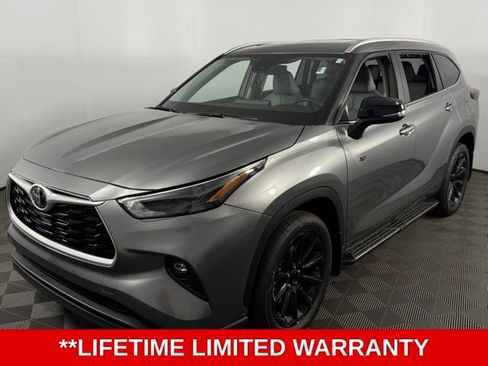 Used 2026 Toyota Highlander XLE image 3