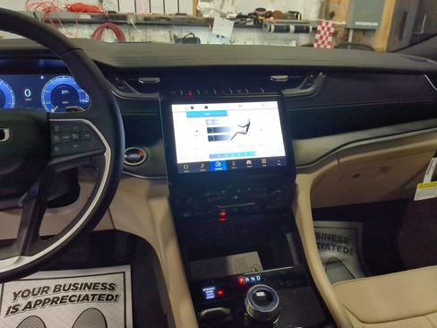 New 2025 Jeep Grand Cherokee L Limited w/ Luxury Tech Group II image 17