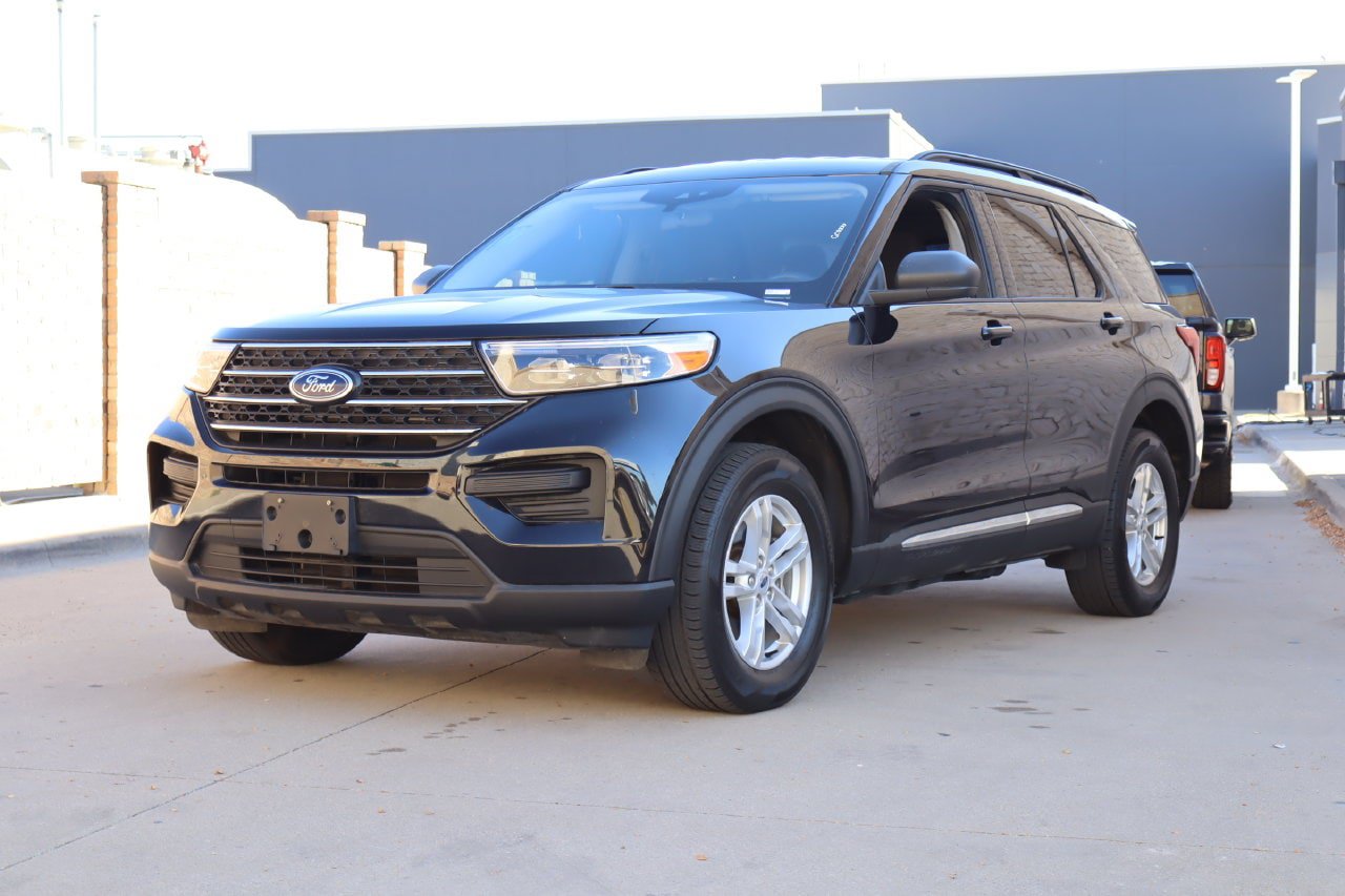 Used 2023 Ford Explorer XLT AWD/4WD image 2
