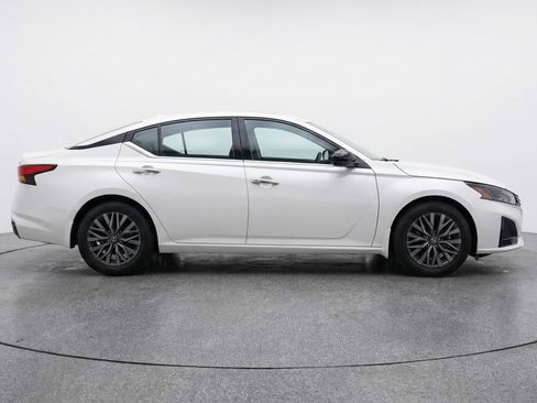 Used 2025 Nissan Altima 2.5 SV FWD image 11