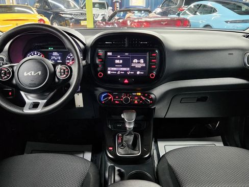 Used 2022 Kia Soul LX image 19