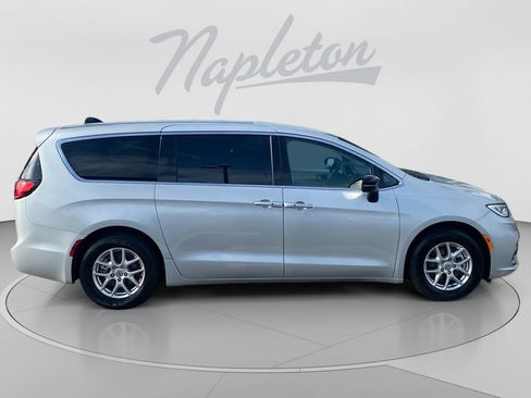 Used 2024 Chrysler Pacifica Touring-L FWD image 7
