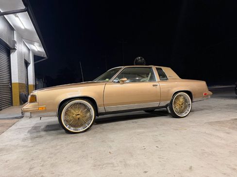 Used 1987 Oldsmobile Cutlass Supreme Coupe image 2