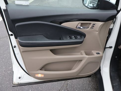 Used 2019 Honda Pilot Touring image 16