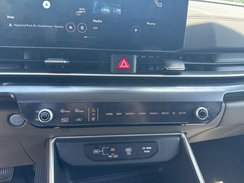 Used 2025 Kia Carnival FWD image 13