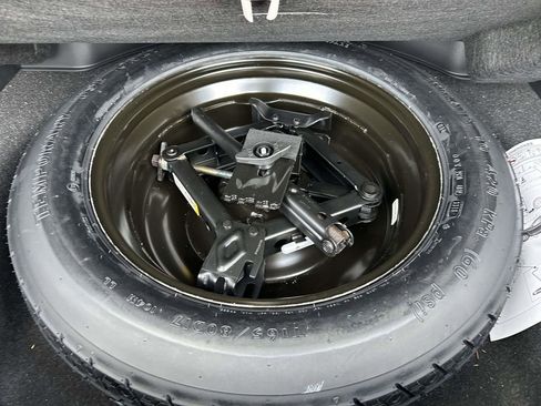 Used 2019 Jeep Cherokee Latitude Plus w/ Comfort/Convenience Group image 18