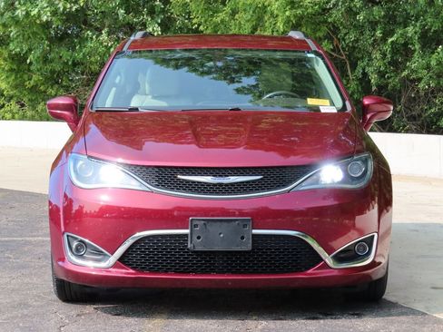 Used 2017 Chrysler Pacifica Touring-L FWD image 4