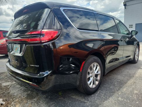 Used 2026 Chrysler Pacifica Limited image 4