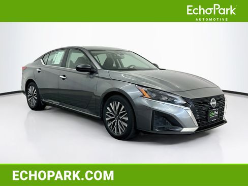 Used 2025 Nissan Altima 2.5 SV FWD image 1
