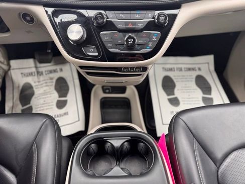 Used 2023 Chrysler Pacifica Touring-L image 17