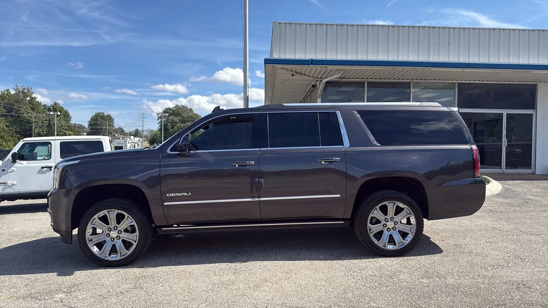 Used 2015 GMC Yukon XL Denali w/ Premium Package AWD/4WD image 2