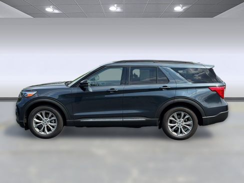 Used 2023 Ford Explorer XLT w/ Equipment Group 202A AWD/4WD image 2