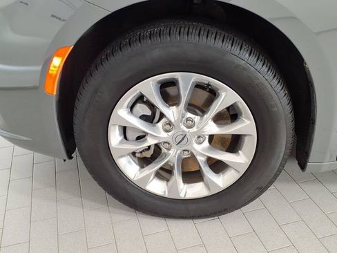 Used 2023 Chrysler Pacifica Touring-L AWD/4WD image 8