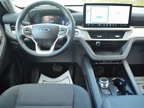 Used 2025 Ford Explorer Active image 3