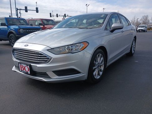 Used 2017 Ford Fusion SE image 3
