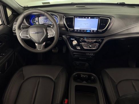 Used 2025 Chrysler Pacifica Select w/ Uconnect Theater Family Group FWD image 13