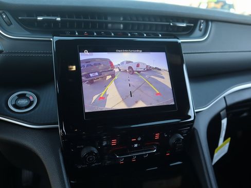 New 2025 Jeep Grand Cherokee Laredo image 6