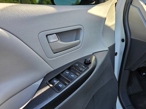 Used 2019 Toyota Sienna L w/ Carpet Mat Package FWD image 25