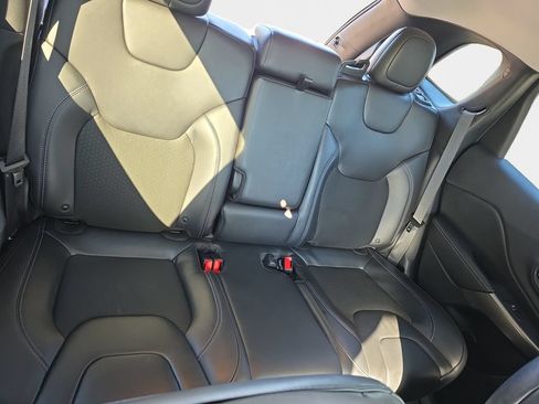Used 2019 Jeep Cherokee Latitude Plus w/ Cold Weather Group AWD/4WD image 19