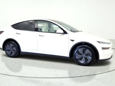 Used 2026 Tesla Model Y AWD image 10