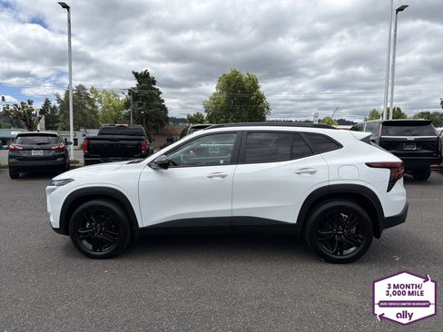 Used 2025 Chevrolet Trax ACTIV w/ Sunroof Package FWD image 2