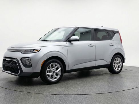 Used 2025 Kia Soul LX w/ LX Technology Package FWD image 3
