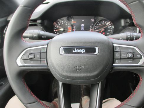 Used 2025 Jeep Compass Trailhawk AWD/4WD image 21