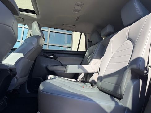 Used 2022 Toyota Highlander XLE image 23