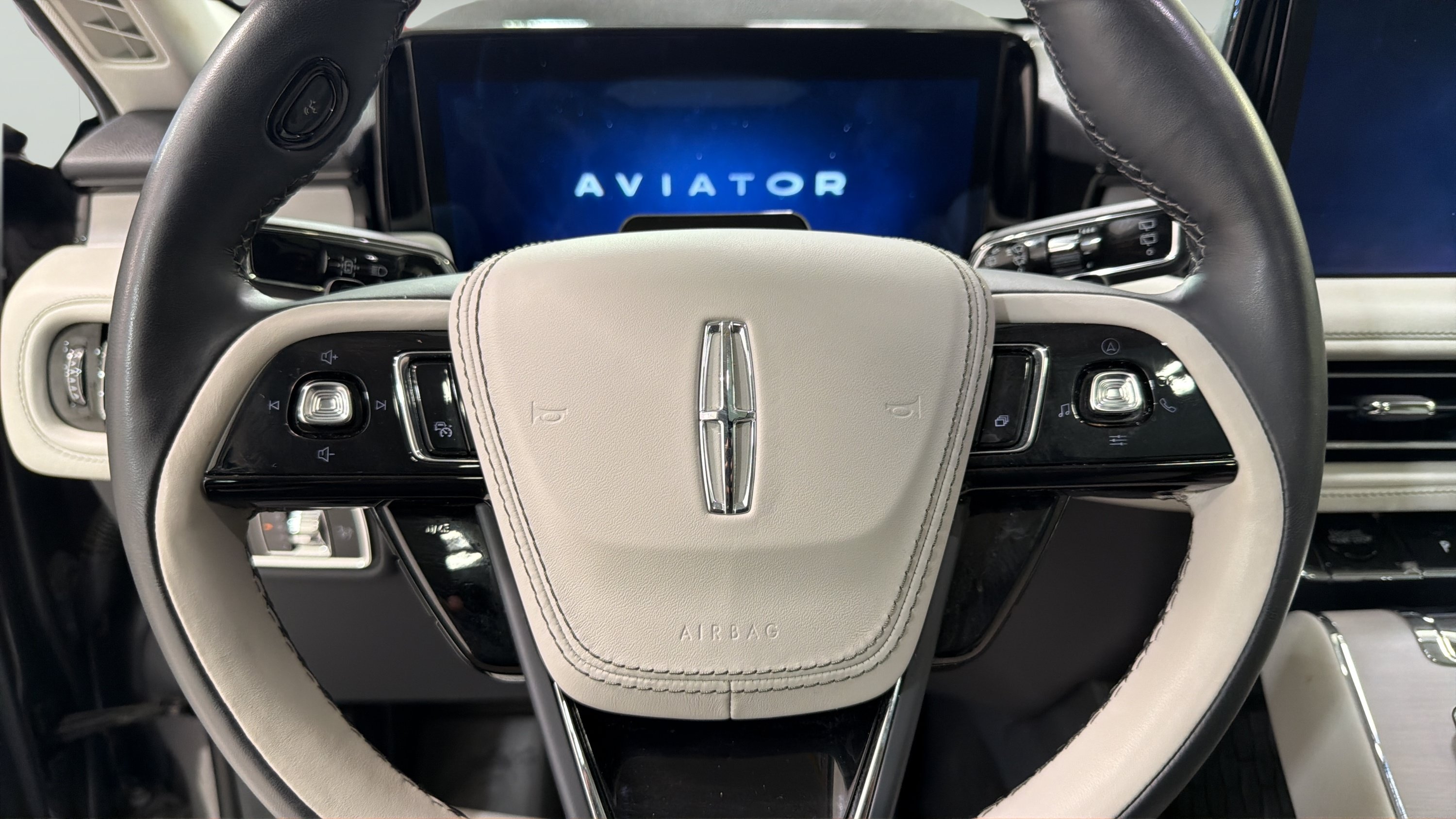 Used 2025 Lincoln Aviator Reserve w/ Jet Appearance Package RWD image 13