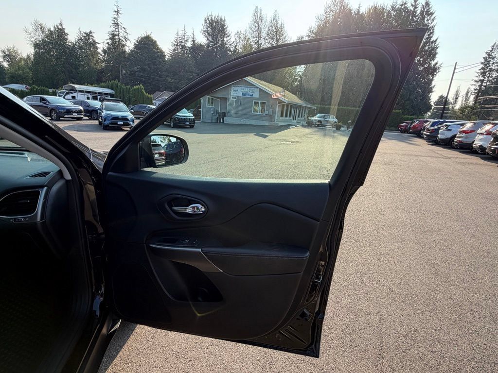 Used 2019 Jeep Cherokee Latitude Plus w/ Comfort/Convenience Group AWD/4WD image 32