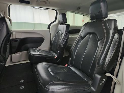 Used 2019 Chrysler Pacifica Touring-L FWD image 24