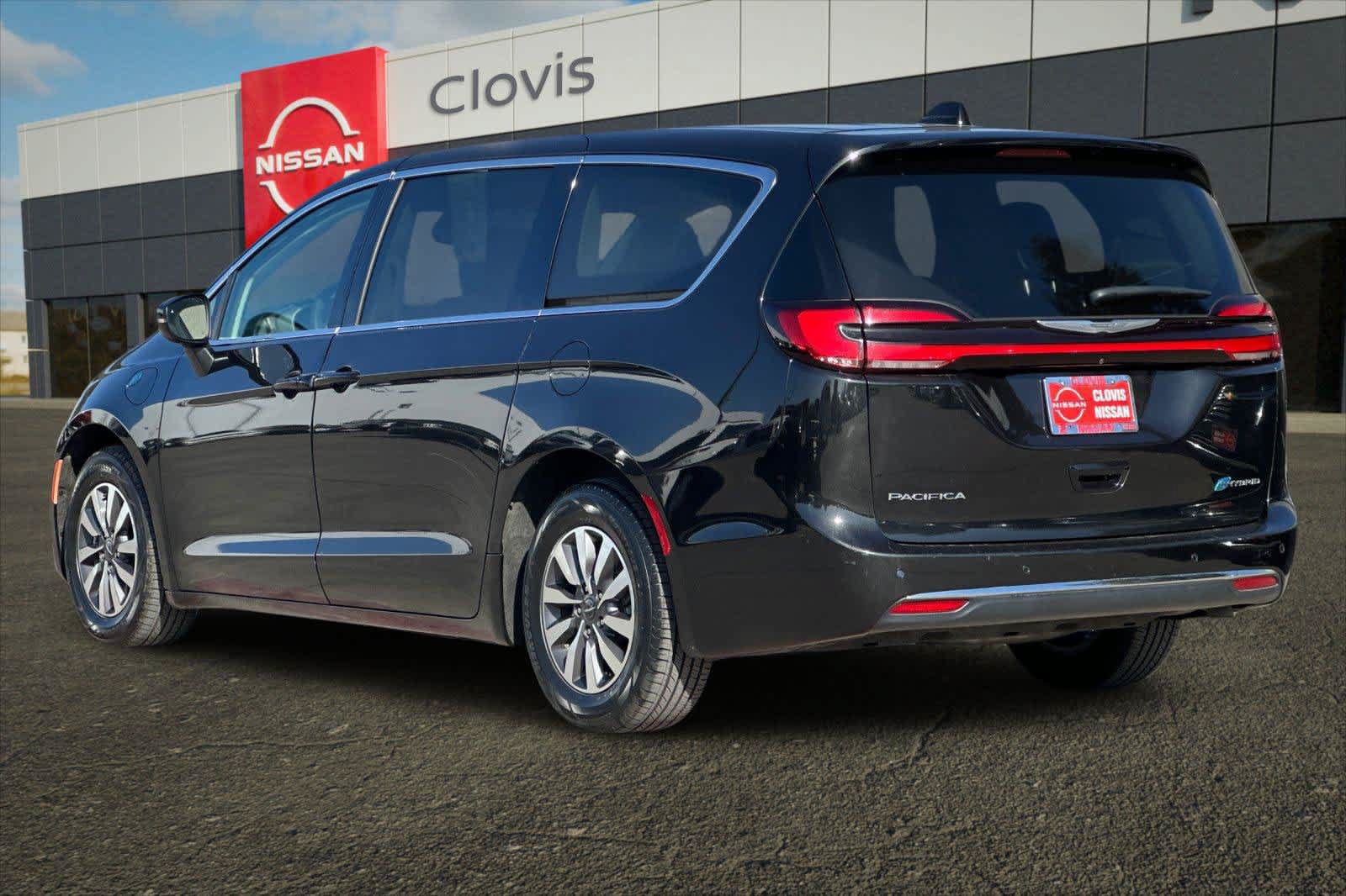 Used 2023 Chrysler Pacifica Touring-L FWD image 7