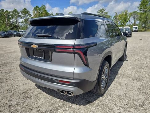 Used 2025 Chevrolet Traverse LT w/ Driver Confidence Package FWD image 4