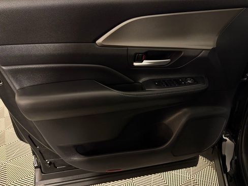 Used 2025 Toyota Grand Highlander AWD image 23