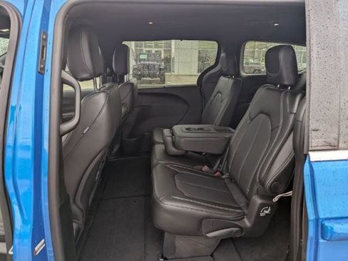 New 2026 Chrysler Pacifica Select image 9