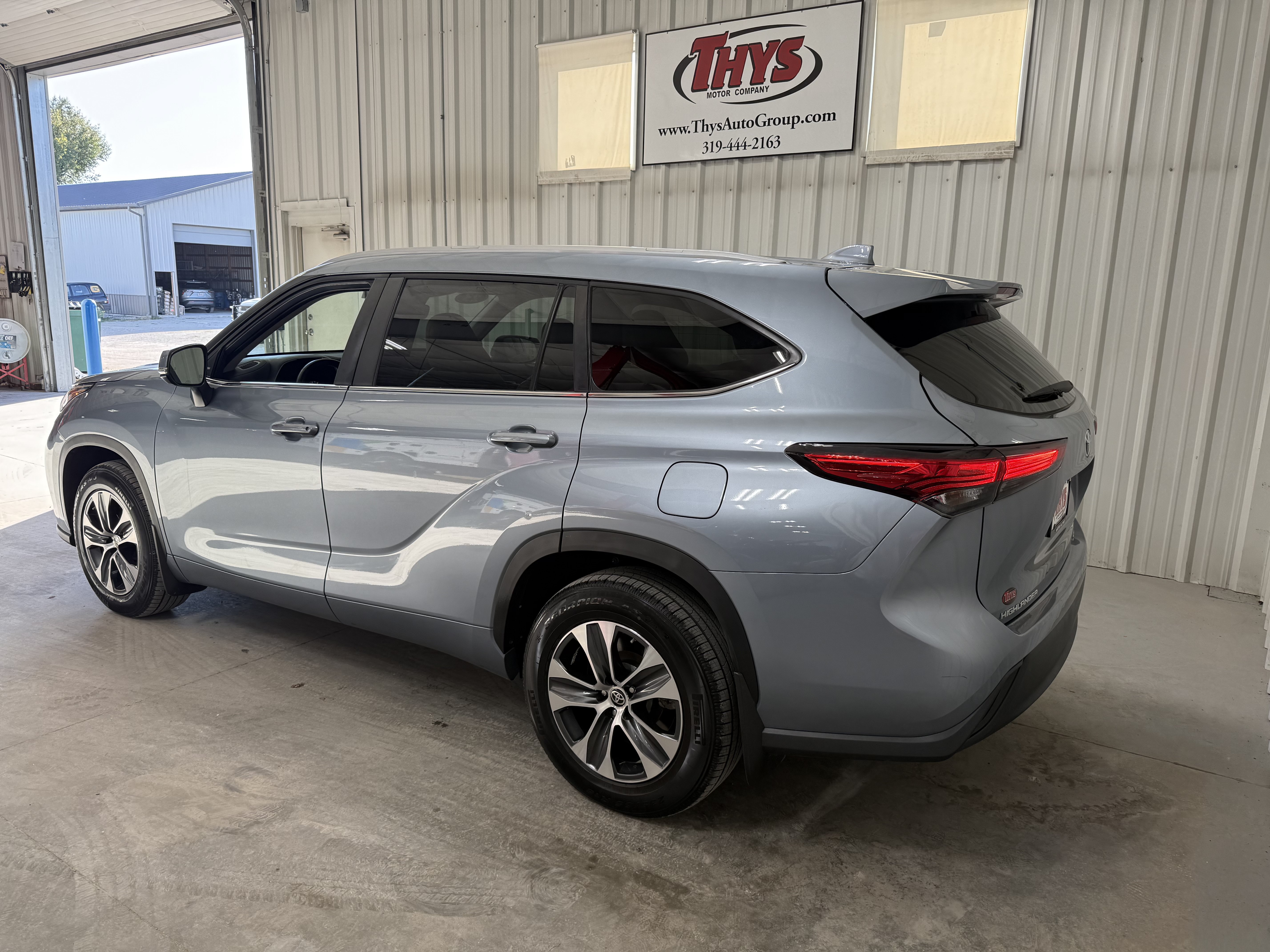 Used 2023 Toyota Highlander XLE AWD/4WD image 14