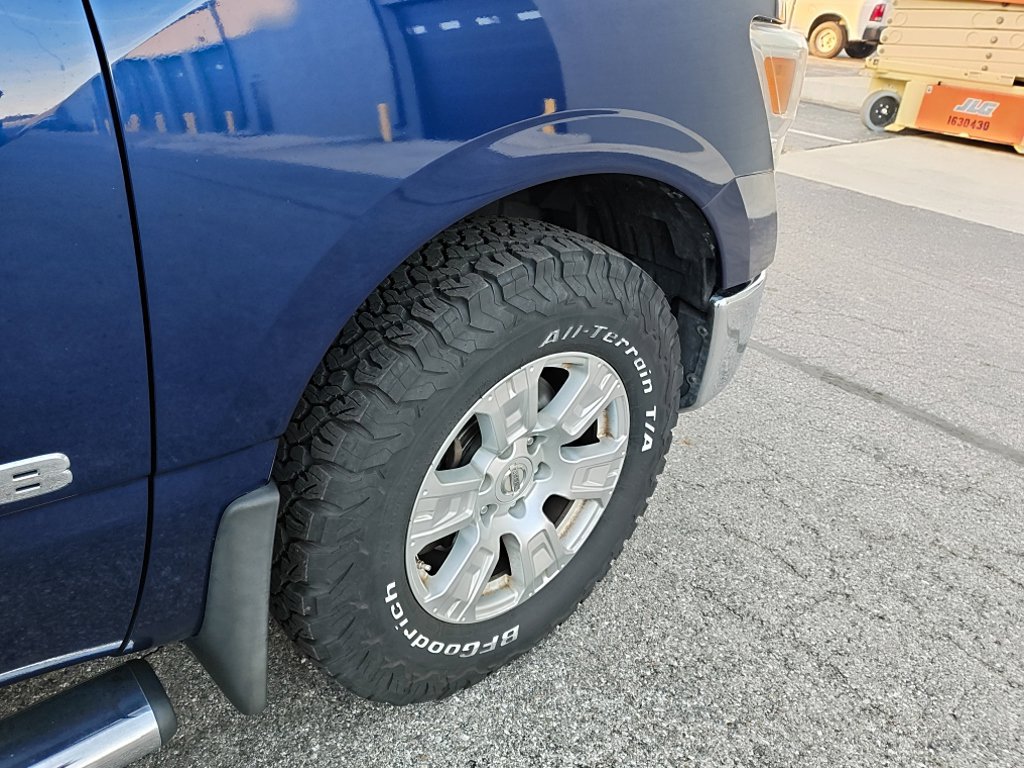 Used 2018 Nissan Titan SV w/ SV Convenience Package AWD/4WD image 12