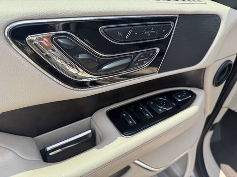 Used 2018 Lincoln Navigator Select w/ Technology Package RWD image 9