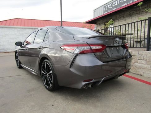 Used 2018 Toyota Camry XSE image 3