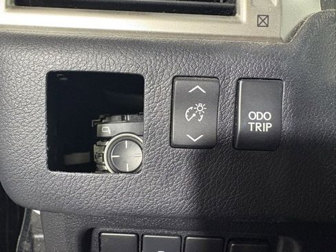 Used 2011 Lexus GX 460 image 18