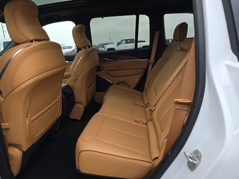 Used 2024 Jeep Grand Cherokee Summit image 9