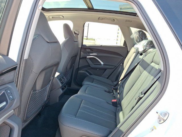 Used 2025 Audi Q5 Premium Plus w/ Premium Plus AWD/4WD image 6