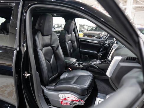 Used 2017 Porsche Cayenne Platinum Edition w/ Premium Package (PJV) image 17