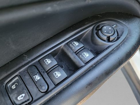 Used 2018 Jeep Compass Latitude w/ Cold Weather Group AWD/4WD image 13