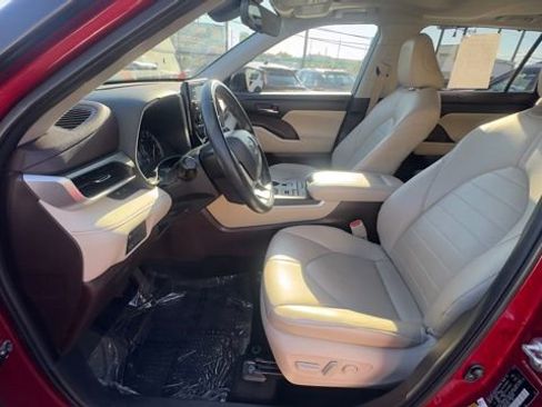 Used 2022 Toyota Highlander XLE image 19