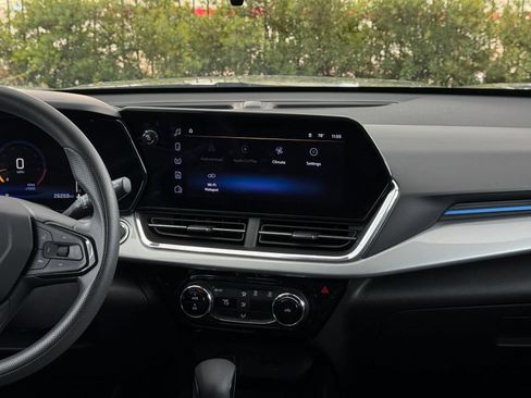 Used 2025 Chevrolet Trax LT FWD image 17
