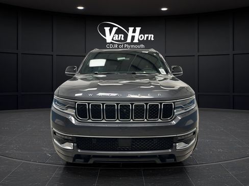 Used 2023 Jeep Wagoneer 4WD w/ Premium Group I image 2